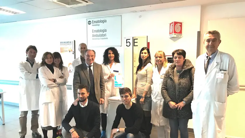 Foto di gruppo per gli amici di Massimo Mocchi, il direttore Dal Ben e i medici di Ematologia