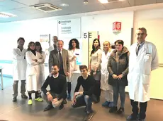 Foto di gruppo per gli amici di Massimo Mocchi, il direttore Dal Ben e i medici di Ematologia