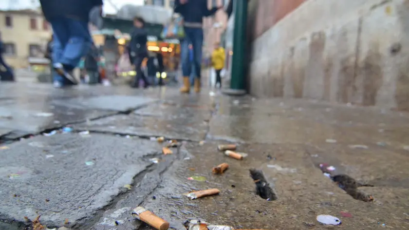 Basta gettare mozziconi a terra o sarà multa: accade a San Donà