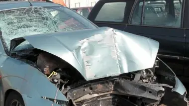 Da sinistra l’auto distrutta dopo lo schianto nel Padovano, la piccola Valeria nella culla e papà Victor, operaio a Monfalcone, con la sorellina maggiore. La mamma è ricoverata a Camposampiero