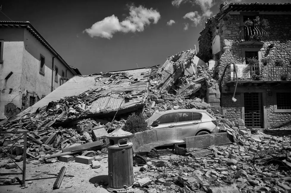 24 Agosto 2016 - Terremoto Amatrice - Macerie dietro la torre dell'orologio in Via Umberto I.