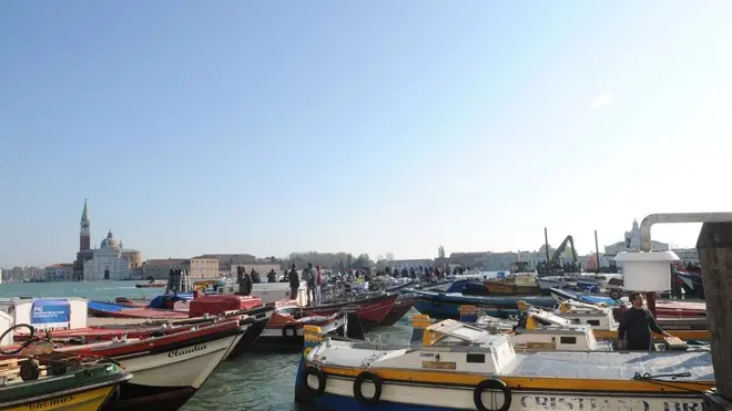 Interpress/Mazzega Vitucci Venezia, 16.11.2012.,- Protesta dei trasportatori in Punta della Dogana con tutte le barche ormeggiate.-