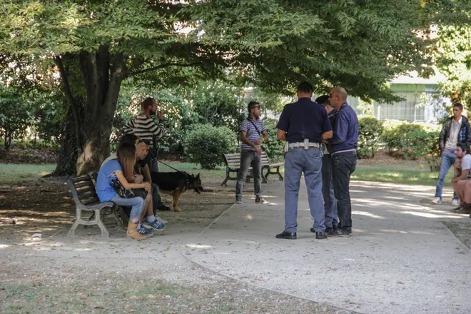 Perlustrazione di controllo dell'unità cinofila della polizia al parco di Villa Querini a Mestre