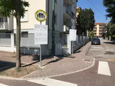 I cartelli apparsi in via Monte San Michele, in zona stazione (foto Giulia Candussi)