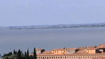 Veduta dell'isola della Giudecca sulla quale Elton John (nel riquadro) possiede un palazzo del XV secolo. ANSA / ANDREA MEROLA