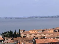 Veduta dell'isola della Giudecca sulla quale Elton John (nel riquadro) possiede un palazzo del XV secolo. ANSA / ANDREA MEROLA