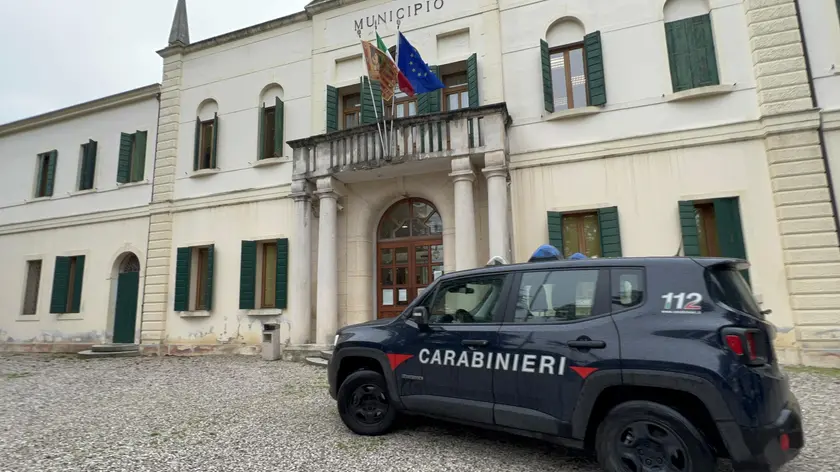 L’auto dei carabinieri davanti al municipio di Santa Maria di Sala (foto Pòrcile)