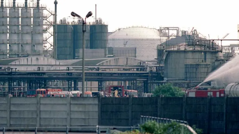 Marghera 31/03/01 fuga di gas stabilimento Enichem (C) Bertolin M. richiesto da Mion