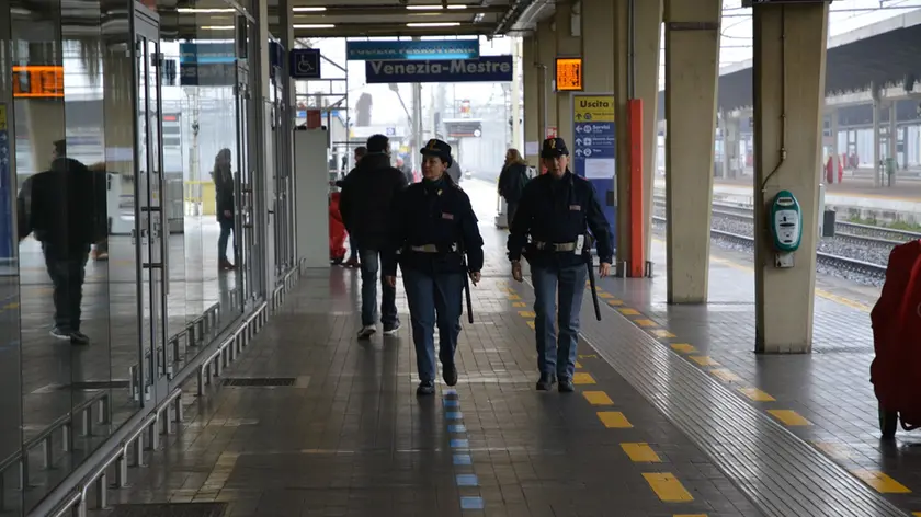 Controlli della polizia in stazione ferroviaria a Mestre