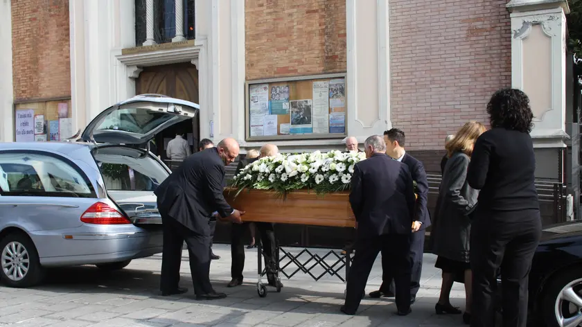 Un funerale: da ora, a Mestre, in attività anche una squadra di pompe funebri tutta di donne