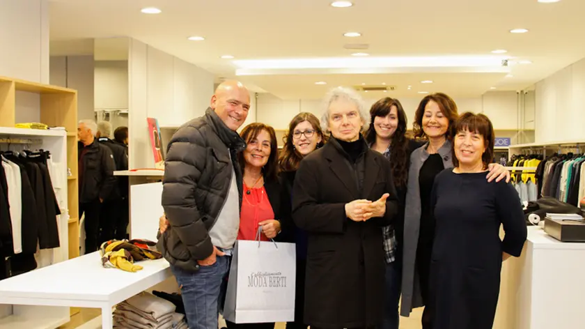 agenzia Candusi, giornalista Tonizzo. Inaugurazione negozio Moda Berti in via Beccaria 111 Marghera. Nella foto lo staff del negozio assieme all titolare Monica Berti (sulla sinistra) ed il presidente della Municipalità Gianfranco Bettin