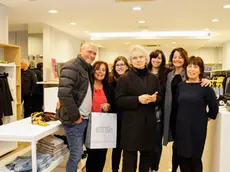 agenzia Candusi, giornalista Tonizzo. Inaugurazione negozio Moda Berti in via Beccaria 111 Marghera. Nella foto lo staff del negozio assieme all titolare Monica Berti (sulla sinistra) ed il presidente della Municipalità Gianfranco Bettin