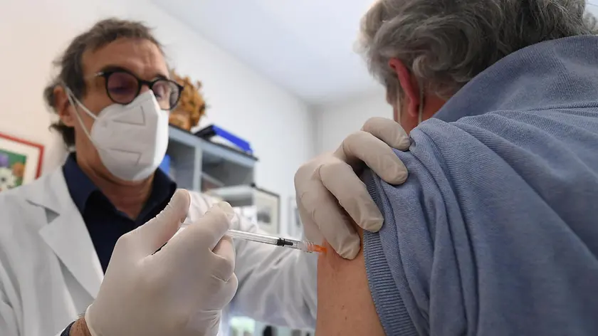 A doctor administers a dose of Pfizer vaccine against COVID-19 to a patient in a medical office in Rome, Italy, 02 April 2021. Regional Affairs Minister Mariastella Gelmini said Friday that Italy set a new record of over 300,000 COVID-19 vaccinations on Thursday. ANSA/ETTORE FERRARI