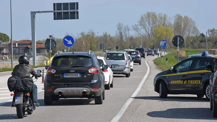 COLUCCI - DINO TOMMASELLA - JESOLO - CODE SULLA STRADA CAPOSILE /JESOLO E CONTROLLO DELLA GUARDIA DI FINANZA