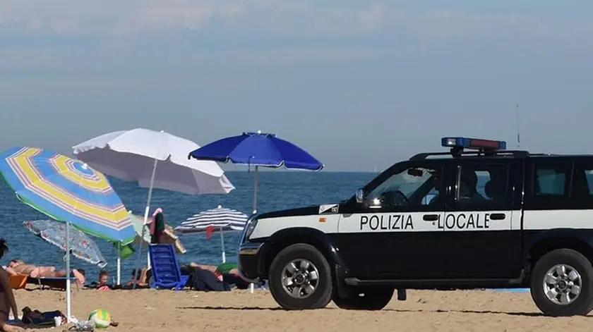 DE POLO - DINO TOMMASELLA - JESOLO LIDO - LE MACCHINE DELLA POLIZIA LOCALE CONTROLLANO LA SPIAGGIA E IL TERRITORIO