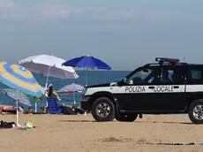 DE POLO - DINO TOMMASELLA - JESOLO LIDO - LE MACCHINE DELLA POLIZIA LOCALE CONTROLLANO LA SPIAGGIA E IL TERRITORIO