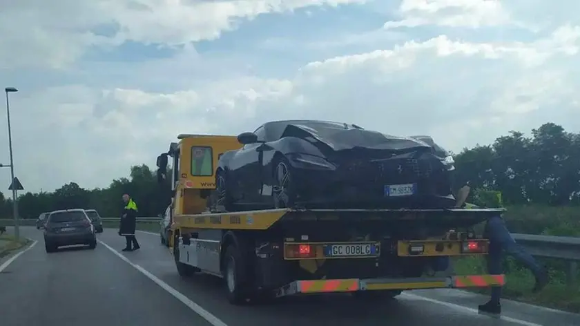La bellisima Ferrari nera distrutta dopo l'incidente