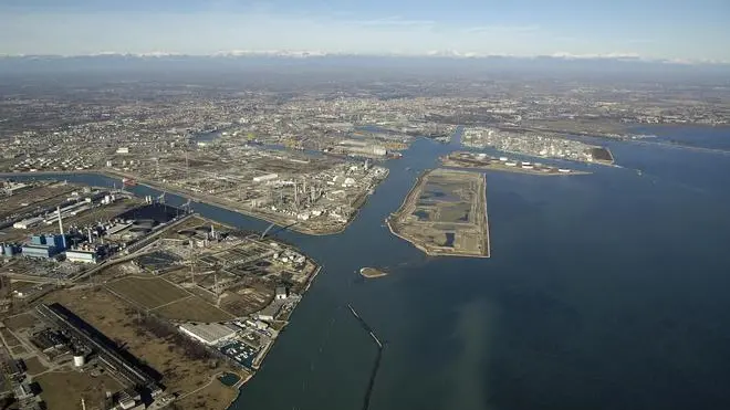 Foto per Mitia Chiarin - Veduta aerea di Porto Marghera - Porto Marghera dall'alto, qui Zoggia indica l'area di sviluppo
