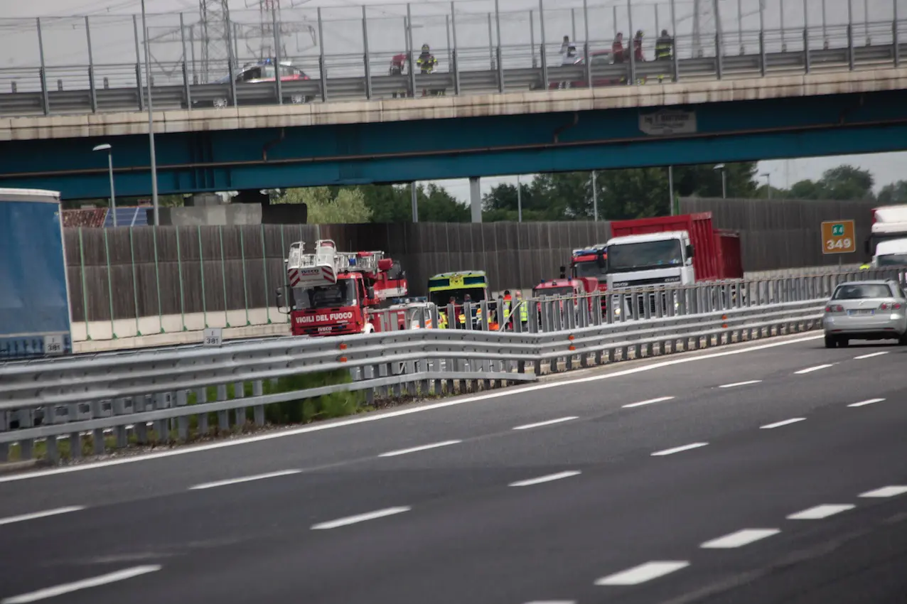 Il cornicione del cavalcavia sui cui ha camminato Tonino per raggiungere la donna