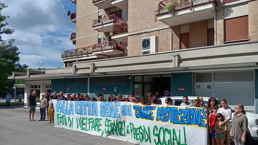 La protesta davanti alla sede della Protezione civile