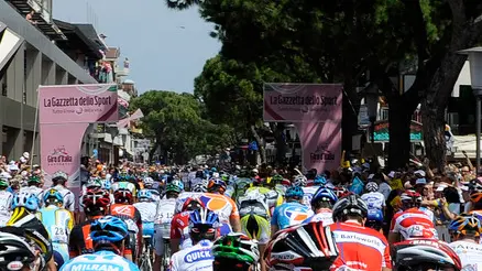 20090509 - LIDO DI VENEZIA - SPO - CICLISMO; 2/A TAPPA GIRO D'ITALIA CENTOANNI - I ciclisti in coda alla partenza della seconda tappa del Giro d'Italia Centoanni di ciclismo, la Lido di Jesolo-Trieste di 156 km. Il britannico Mark Cavendish e' partito in maglia rosa dopo la cronometro a squadre di ieri. I corridori vanno da Jesolo a Trieste su un percorso considerato favorevole ai velocisti e lo stesso Cavendish è candidato a fare il bis nella prima sfida diretta con Petacchi. ANSA/MAURIZIO BRAMBATTI/GID