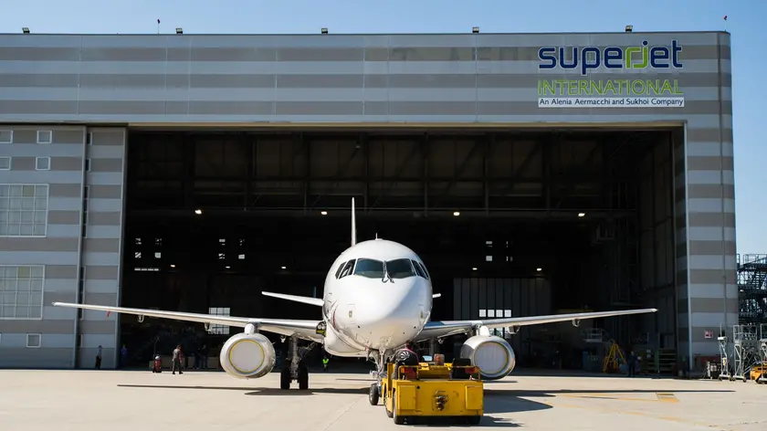Un aereo davanti all'hangar di Superjet a Tessera