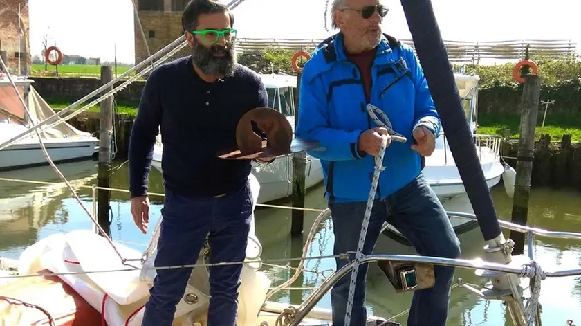 DE POLO - DINO TOMMASELLA - JESOLO - PECORELLI CONSEGNA UNA STATUA A VITTORIO CHE GIRERA' IL MONDO CON LA BARCA