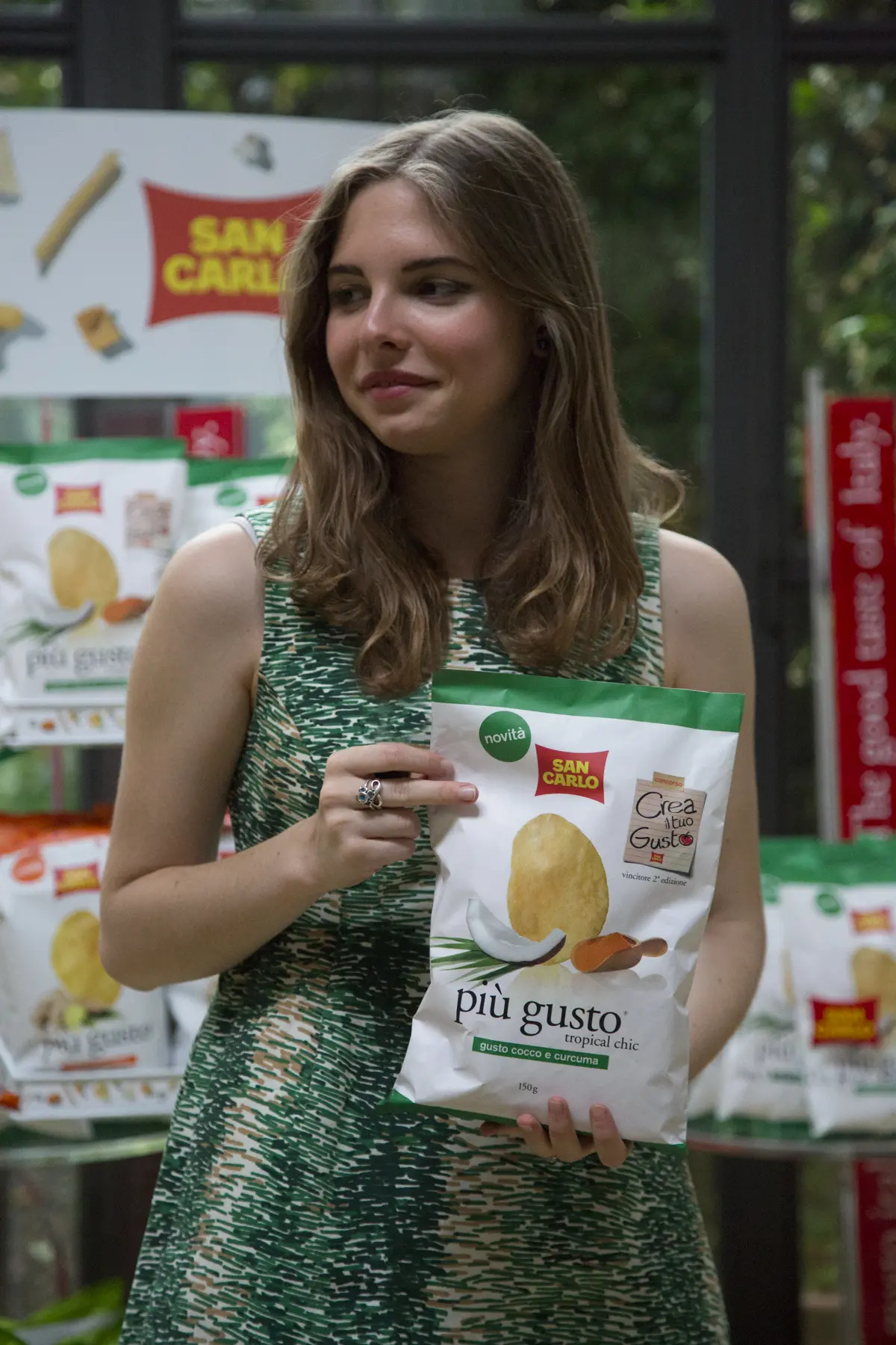 Enrica Vianello con le "sue" chips cocco-e-curcuma