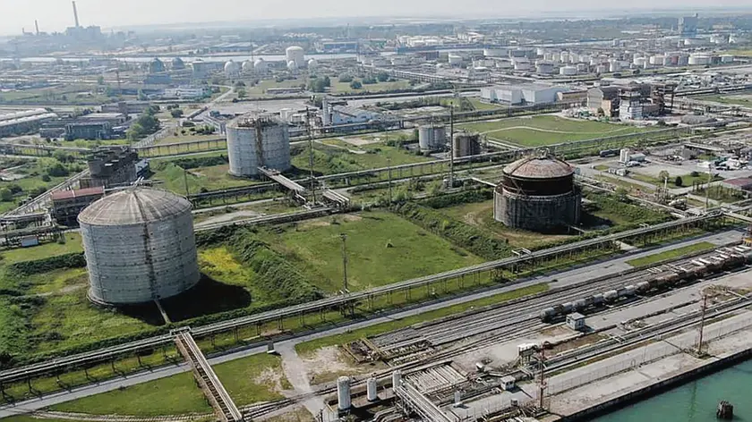L’area del Parco Serbatoi Ovest con i due serbatoi a cilindro bianchi per il Gpl