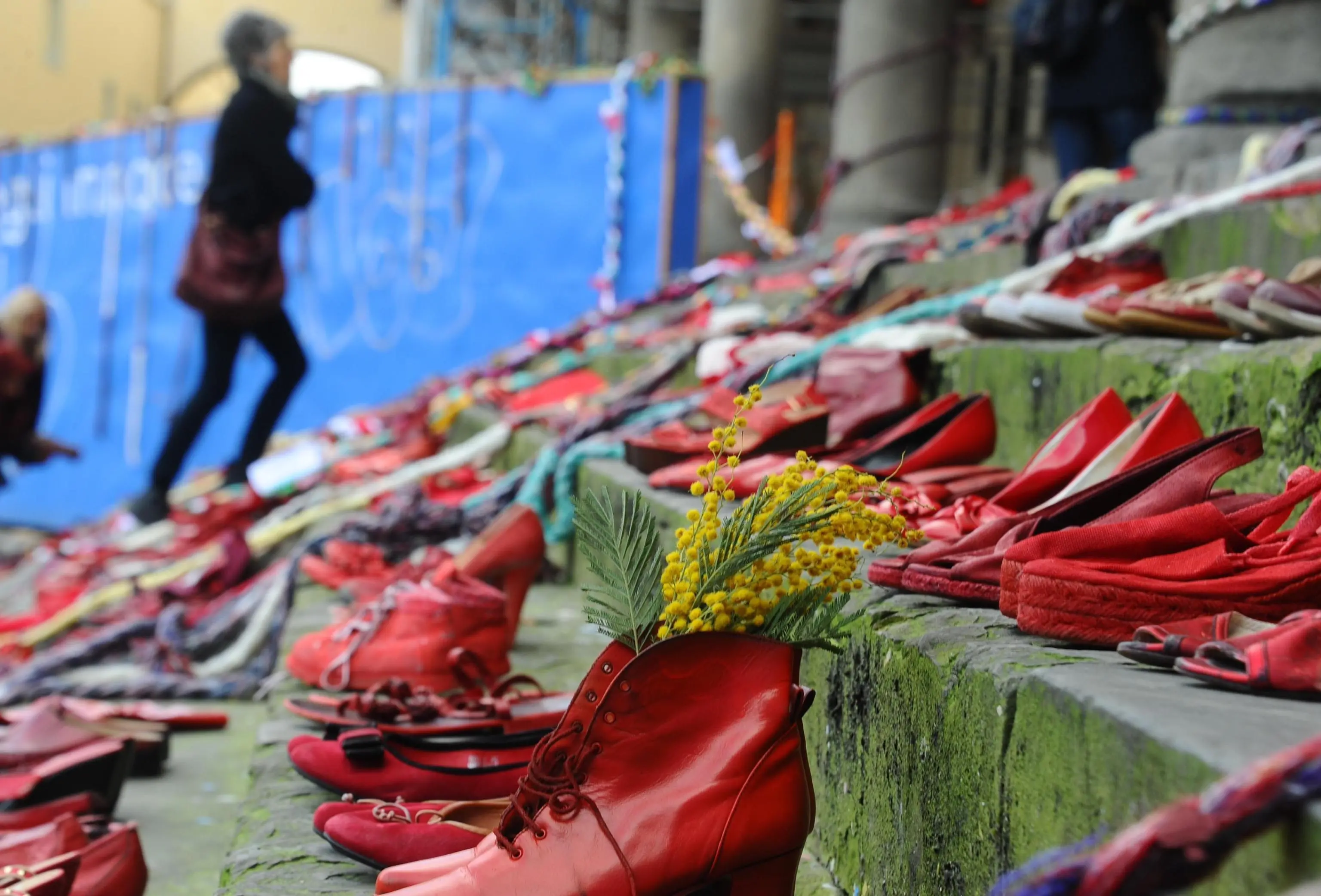 Scarpe rosse esposte in piazza SS. Annunziata in occasione dell'iniziativa 'Scarpe rosse, trecce e solidariet??' per dire no alla violenza sulle donne, Firenze, 8 marzo 2014. ANSA/MAURIZIO DEGL INNOCENTI