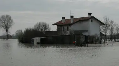 Una fattoria isolata dalle acque del Loncon che hanno invaso i campi