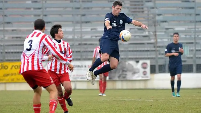 (CRUCCU) SAN DONA' DI PIAVE 16/12/2012 MATTEO BOEM.SANDONAJESOLO (MAGLIA BLU) VS SACILESE.N¡10 FLOREAN (SANDONAJESOLO)..