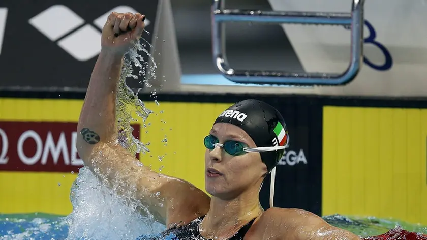 epa05663250 Federica Pellegrini of Italy celebrates after winning in the women's 200m Freestyle Final during the 13th FINA Short Course World Swimming Championships at WFCU Centre in Windsor, Ontario, Canada, 06 December 2016. EPA/PATRICK B. KRAEMER
