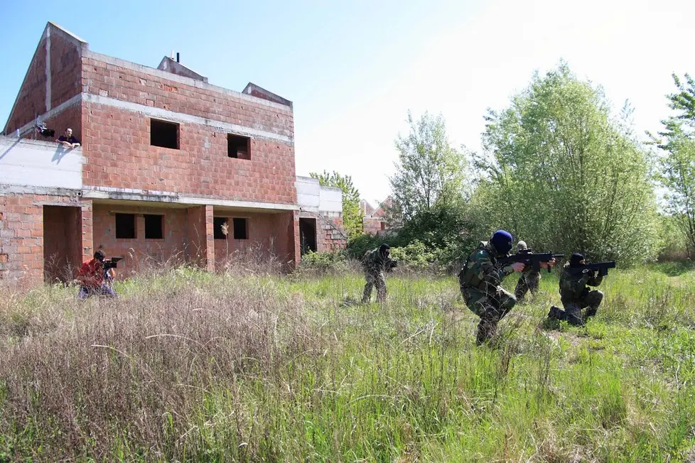 COLUCCI - DINO TOMMASELLA - CAORLE - INCHIESTA "TERME DI CAORLE" - L'AREA INTERESSATA AL PROGETTO TERME LUNGO LA VIA TARGHETE - LE CASE ABBANDONATE DOVE ALCUNI RAGAZZI HANNO GIRATO DELLE CLIP VIDEO