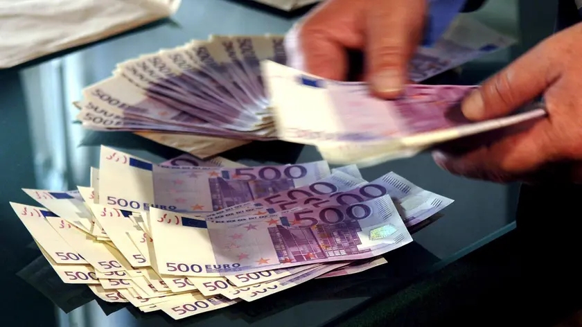 epa00777858 500 Euro banknotes of counterfeit money are shown to the media during a press conference of the Austrian interior ministry in Vienna on Friday 21 July 2006. The counterfeit money, destined for transfer to Vienna, was seized in Croatia. EPA/ANSA/BARBARA GINDL/DEB *************** TRADUZIONE ***************le banconote euro epa00777858 500 di soldi falsificati sono indicate ai mezzi durante la conferenza stampa del ministero interno austriaco a Vienna il venerdì il 21 luglio 2006. I soldi falsificati, destinati al trasferimento in Vienna, sono stati grippati in Croatia. EPA/ANSA/BARBARA GINDL/DEB