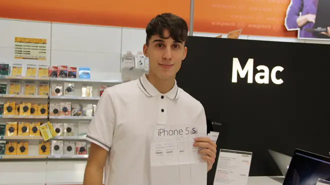 Arrivo sul mercato dell'iphone 5s e 5c presso Marco Polo Expert, Mestre nella foto il n.1 sulla lista degli arrivi Federico Busatto