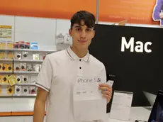 Arrivo sul mercato dell'iphone 5s e 5c presso Marco Polo Expert, Mestre nella foto il n.1 sulla lista degli arrivi Federico Busatto