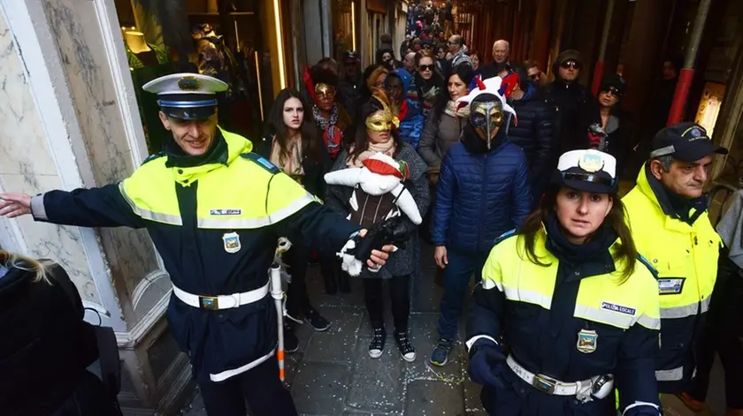 Interpress/M.Tagliapietra Venezia 08.02.2015.- Carnevale. Folla e vigili