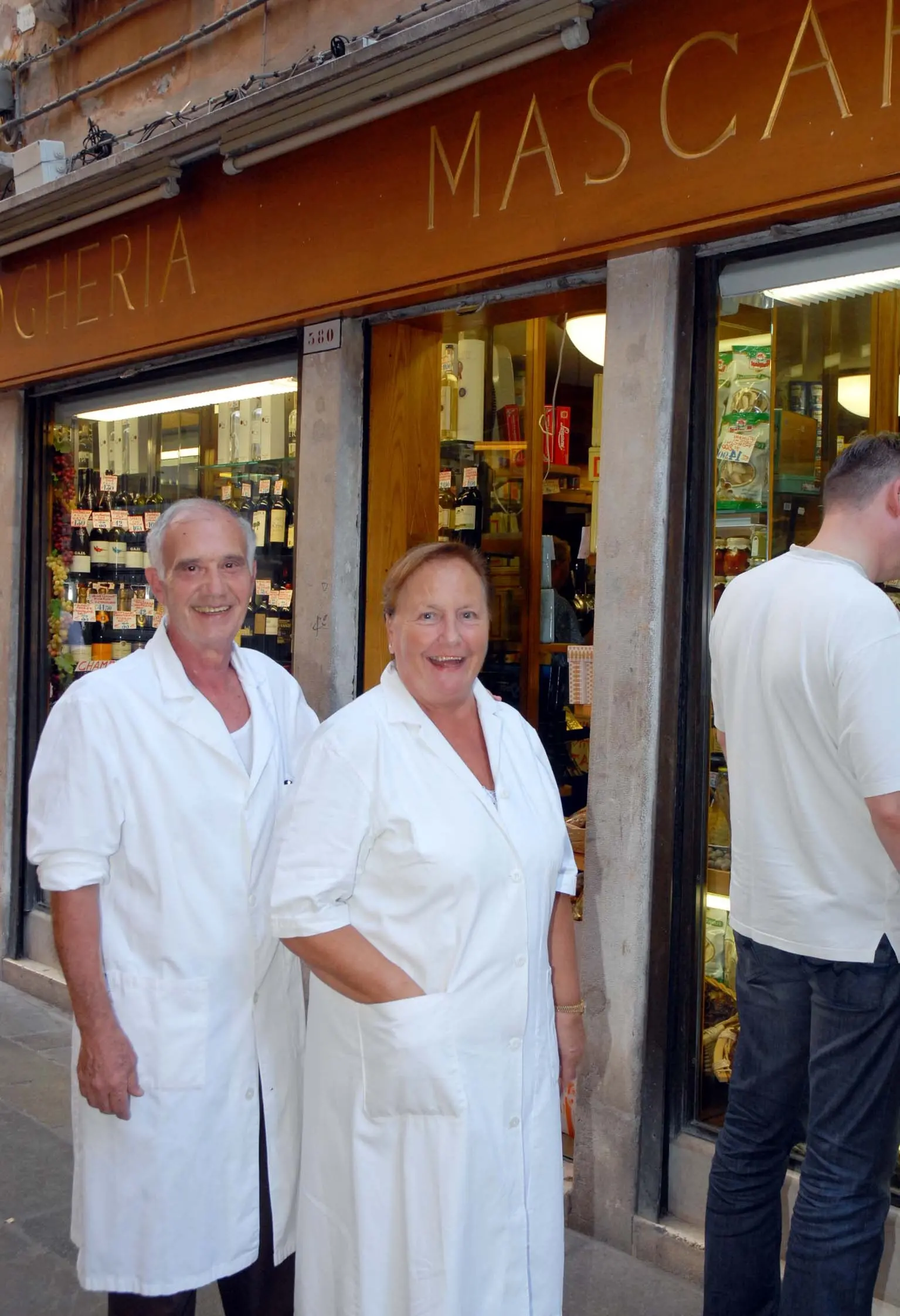 Luciano Mascari e la moglie Sonia davanti al negozio di famiglia al mercato di Rialto