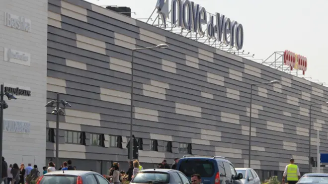 25 aprile 2014 - Festa della Liberazione - Centro commerciale Nave de Vero aperto - nella foto parcheggi pieni