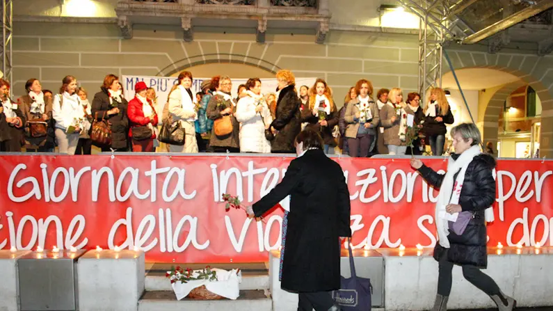 flash mob in piazza Ferretto, Mestre, per la giornata contro la violenza sulle donne.