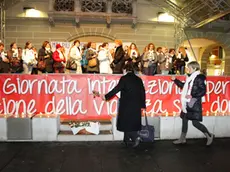 flash mob in piazza Ferretto, Mestre, per la giornata contro la violenza sulle donne.
