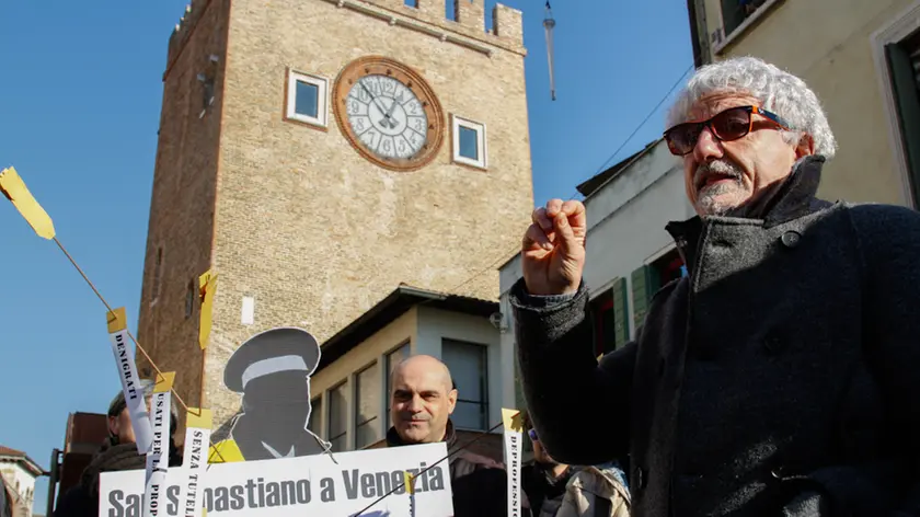 La protesta dei vigili "trafitti" dai problemi come San Sebastiano