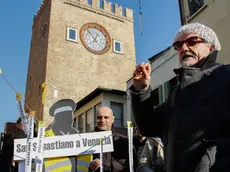 La protesta dei vigili "trafitti" dai problemi come San Sebastiano