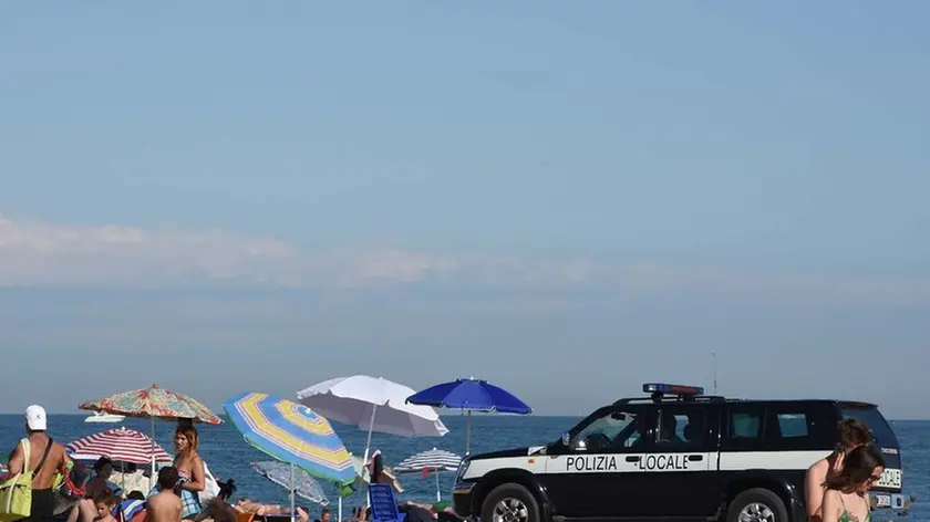 DE POLO - DINO TOMMASELLA - JESOLO LIDO - LE MACCHINE DELLA POLIZIA LOCALE CONTROLLANO LA SPIAGGIA E IL TERRITORIO