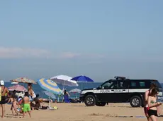 DE POLO - DINO TOMMASELLA - JESOLO LIDO - LE MACCHINE DELLA POLIZIA LOCALE CONTROLLANO LA SPIAGGIA E IL TERRITORIO