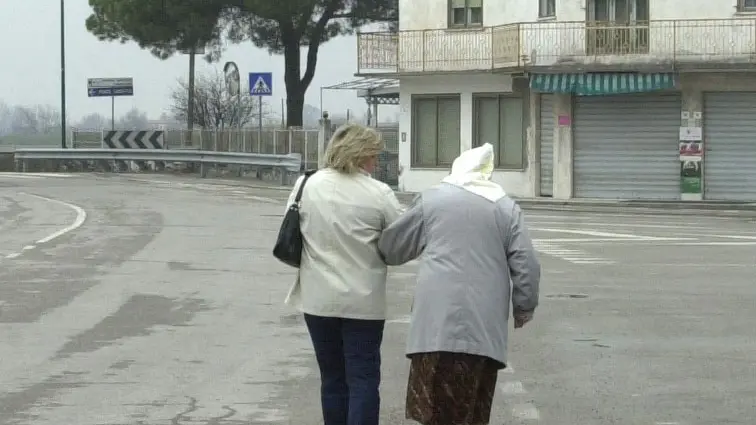 Una badante accompagna un'anziana