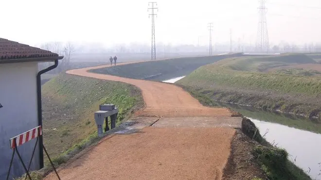 Sarà chiuso fino al 19 giugno un tratto di via Argine Destro, per la realizzazione della passerella ciclo-pedonale sul Canale Taglio. I