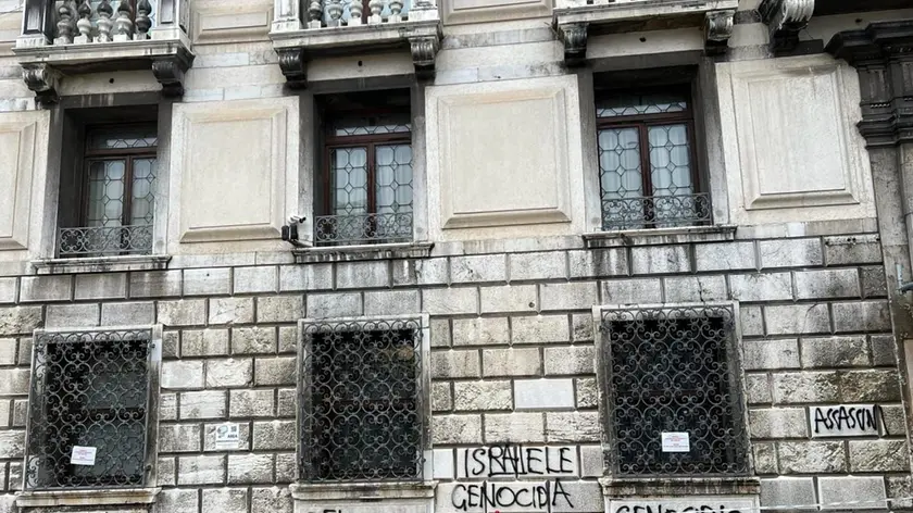 L'edificio storico in campo San Geremia, sede regionale della Rai, su cui sono apparse le scritte