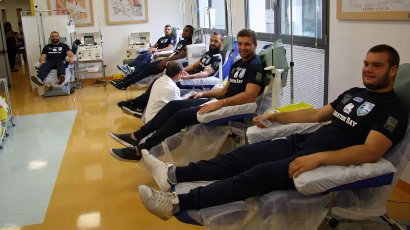 I campioni di rugby del Lafert San Donà durante la donazione